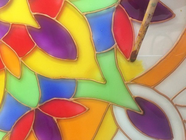 Декор журнального стола с помощью витражных красок