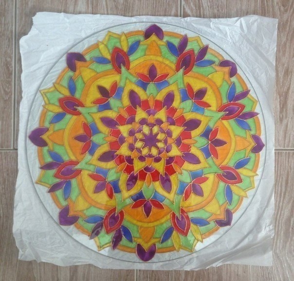 Декор журнального стола с помощью витражных красок