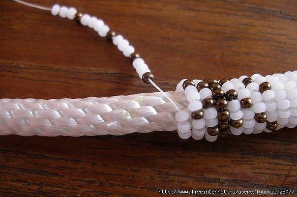 Вышивка бисером по веревке - делаем красивое колье!