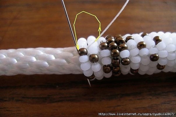 Вышивка бисером по веревке - делаем красивое колье!