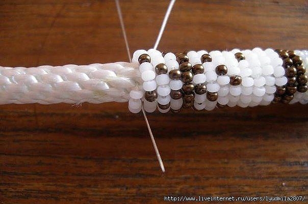 Вышивка бисером по веревке - делаем красивое колье!