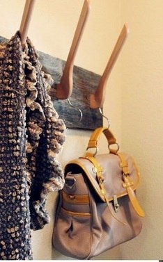 Идеи вешалок из ненужных вещей.