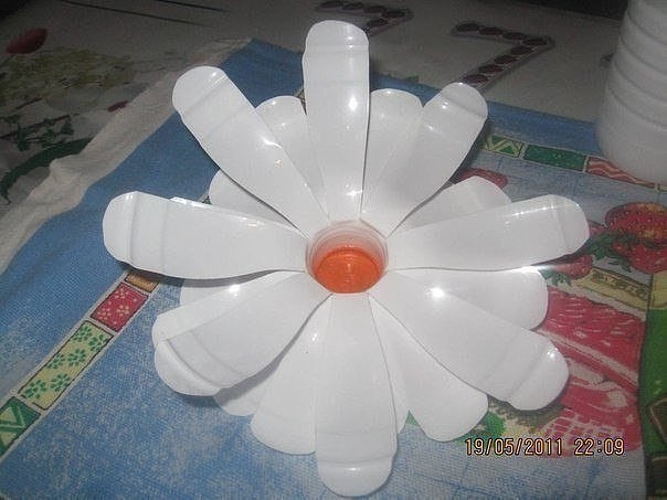 Ромашки из пластиковых бутылок