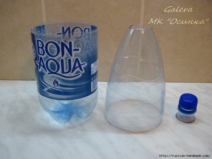 Цветочный колокольчик из пластиковой бутылки, цветов из гофрированной бумаги и бумажных лент.