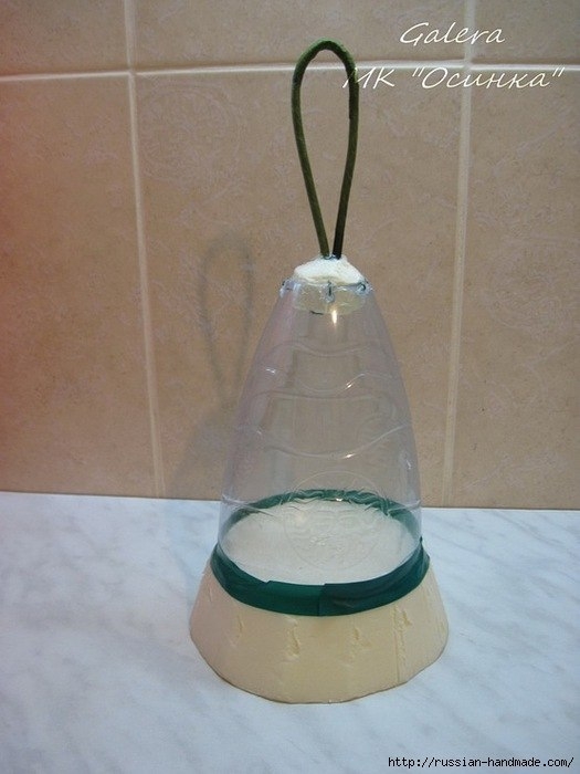 Цветочный колокольчик из пластиковой бутылки, цветов из гофрированной бумаги и бумажных лент.