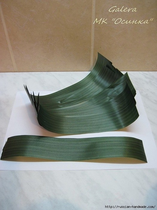 Цветочный колокольчик из пластиковой бутылки, цветов из гофрированной бумаги и бумажных лент.