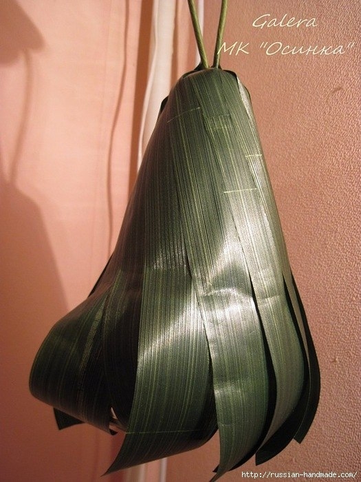 Цветочный колокольчик из пластиковой бутылки, цветов из гофрированной бумаги и бумажных лент.