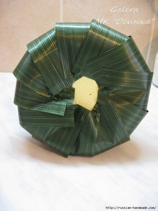 Цветочный колокольчик из пластиковой бутылки, цветов из гофрированной бумаги и бумажных лент.