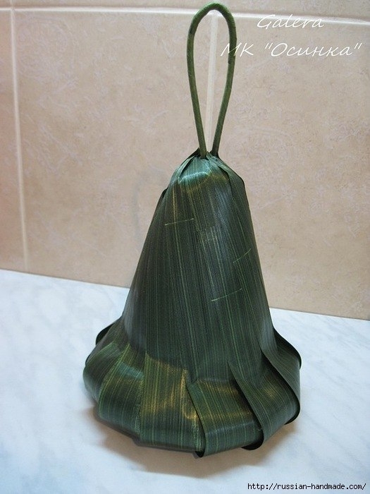 Цветочный колокольчик из пластиковой бутылки, цветов из гофрированной бумаги и бумажных лент.