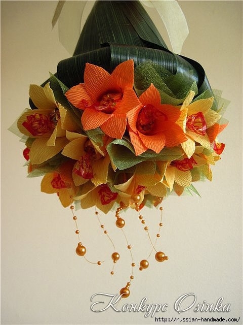 Цветочный колокольчик из пластиковой бутылки, цветов из гофрированной бумаги и бумажных лент.