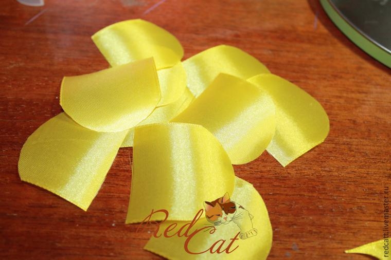 Делаем прелестные цветочки из атласных лент Делаем прелестные цветочки из атласных лент