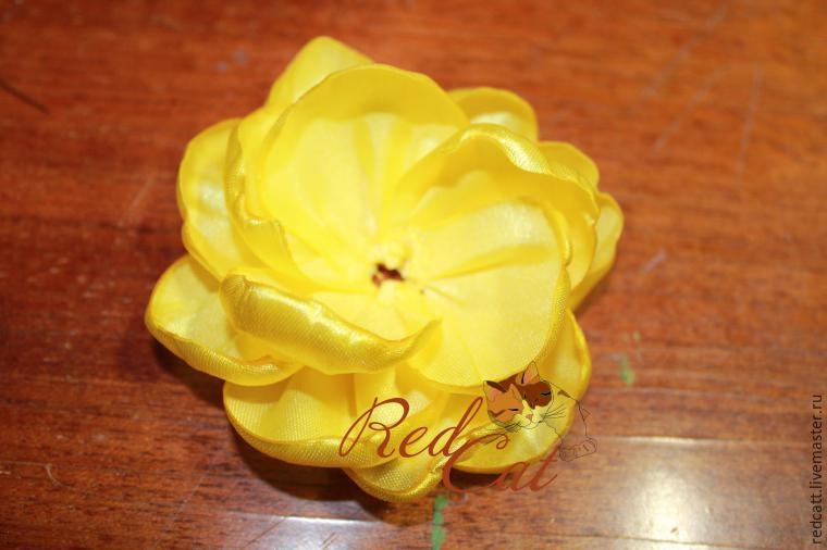 Делаем прелестные цветочки из атласных лент Делаем прелестные цветочки из атласных лент