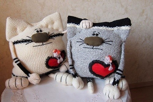 Забавные тёплые кото-подушки