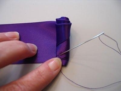 Роза из атласной ленты