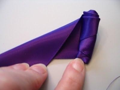 Роза из атласной ленты