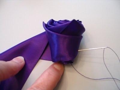 Роза из атласной ленты