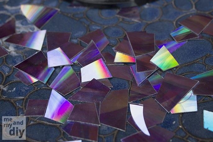 Декор Садовой вазы с помощью мозаики из старых CD-дисков Декор Садовой вазы с помощью мозаики из старых CD-дисков