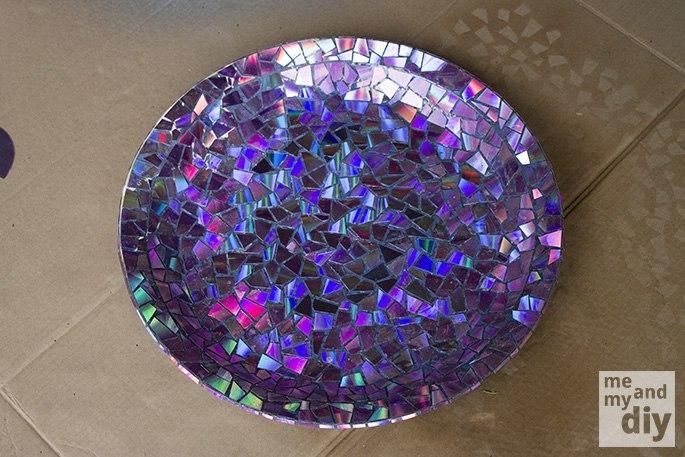 Декор Садовой вазы с помощью мозаики из старых CD-дисков Декор Садовой вазы с помощью мозаики из старых CD-дисков