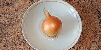 Делаем цветочек из лука для украшения стола Делаем цветочек из лука для украшения стола