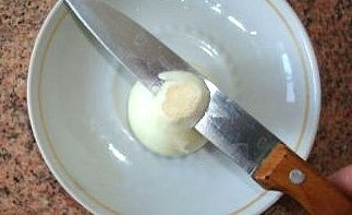 Делаем цветочек из лука для украшения стола Делаем цветочек из лука для украшения стола