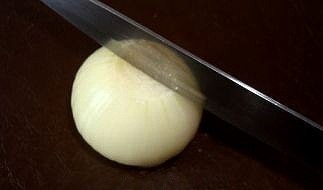 Делаем цветочек из лука для украшения стола Делаем цветочек из лука для украшения стола