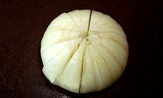 Делаем цветочек из лука для украшения стола Делаем цветочек из лука для украшения стола