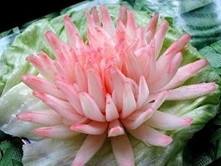 Делаем цветочек из лука для украшения стола Делаем цветочек из лука для украшения стола