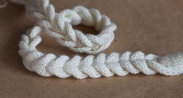 Вязаный браслет косичка Вязаный браслет косичка
