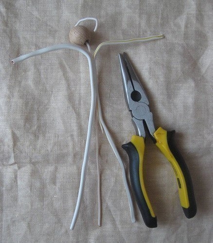 Миниатюрная кукла на проволочном каркасе