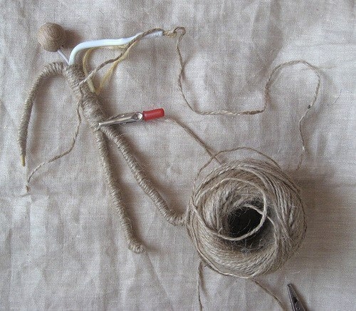 Миниатюрная кукла на проволочном каркасе