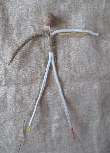 Миниатюрная кукла на проволочном каркасе