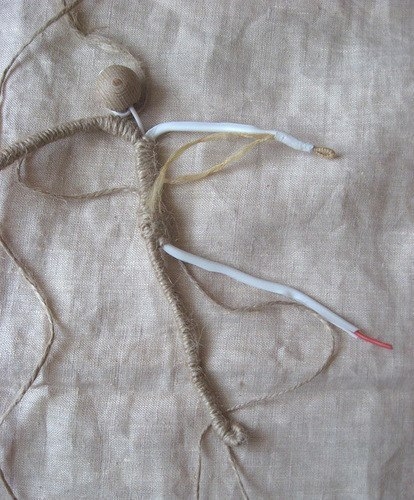 Миниатюрная кукла на проволочном каркасе