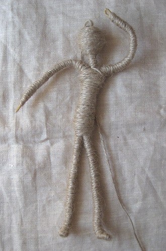 Миниатюрная кукла на проволочном каркасе