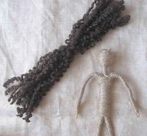 Миниатюрная кукла на проволочном каркасе