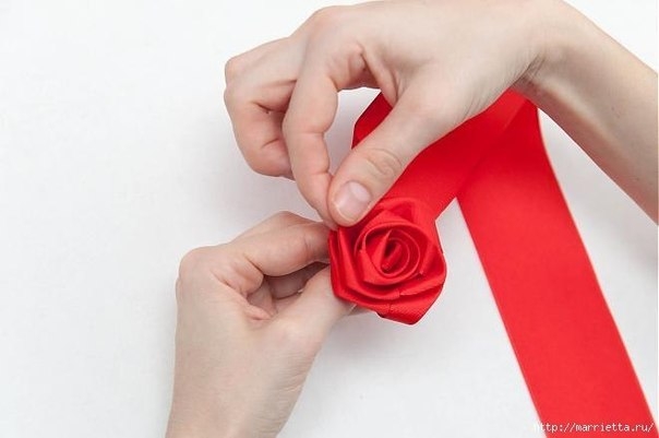 Роза из атласной ленты Роза из атласной ленты