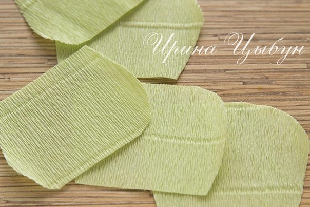 Розы из гофробумаги и конфет