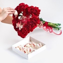 Оригинальное «гвоздичное» сердце с приятным конфетным сюрпризом.