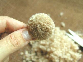 Необычный коврик из помпонов.