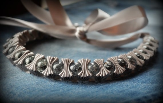 Оригинальные украшения из ленты и бусин