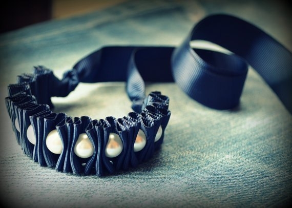 Оригинальные украшения из ленты и бусин