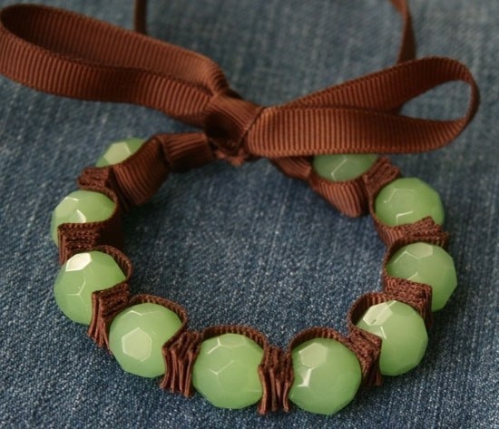 Оригинальные украшения из ленты и бусин