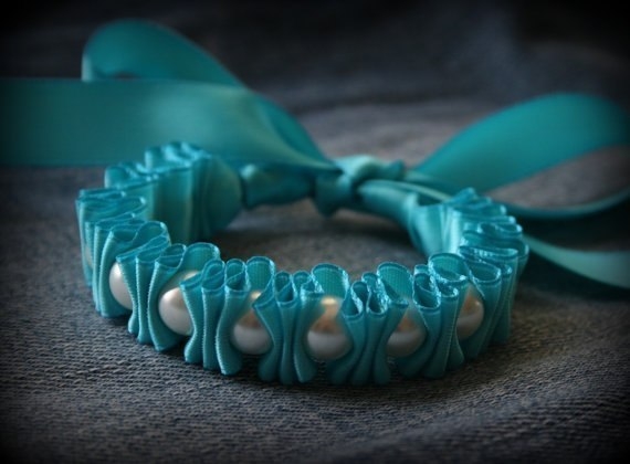 Оригинальные украшения из ленты и бусин