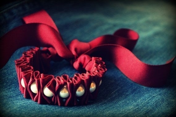 Оригинальные украшения из ленты и бусин