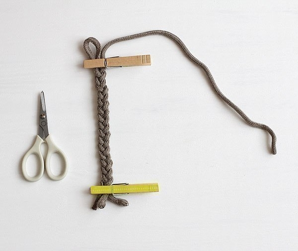 Плетёный браслет из обычной бичёвки