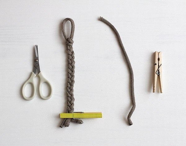 Плетёный браслет из обычной бичёвки