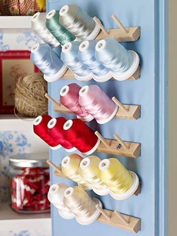 Чем больше  шьешь, тем больше накапливается ниток разных цветов и оттенков.