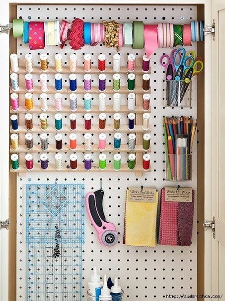 Чем больше  шьешь, тем больше накапливается ниток разных цветов и оттенков.