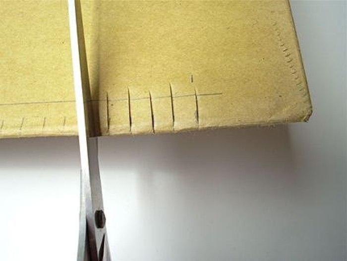 Картон и вилка вместо ткацкого станка.