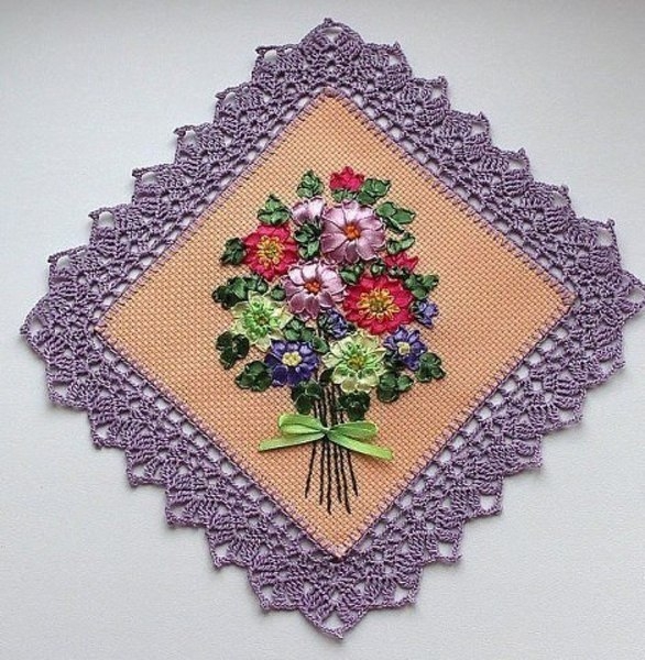 Салфетки вышитые лентами Салфетки вышитые лентами