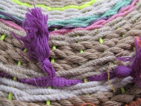 Коврики, сплетенные из прочных нитей, веревки и полосок ткани